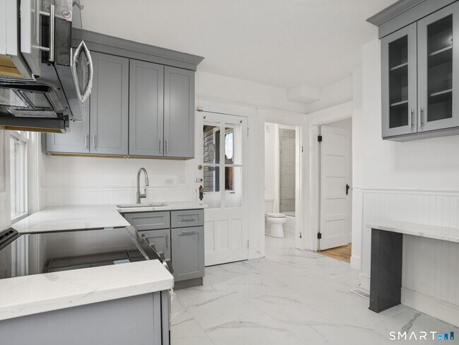 Building Photo - 27 5th St