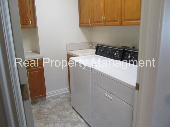 Building Photo - A beautiful 4 bed, 3 bath Home in River Heights!