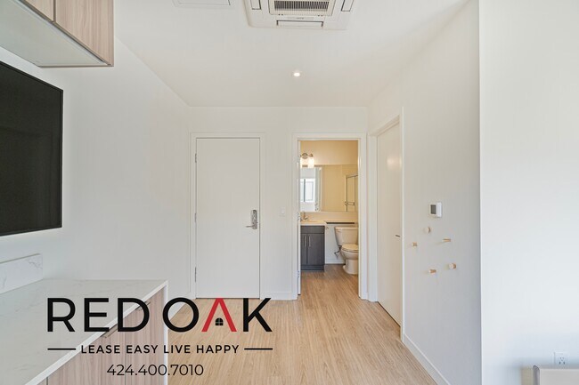 Foto del edificio - ~2 Months FREE~ Beautiful Studio with Rece...