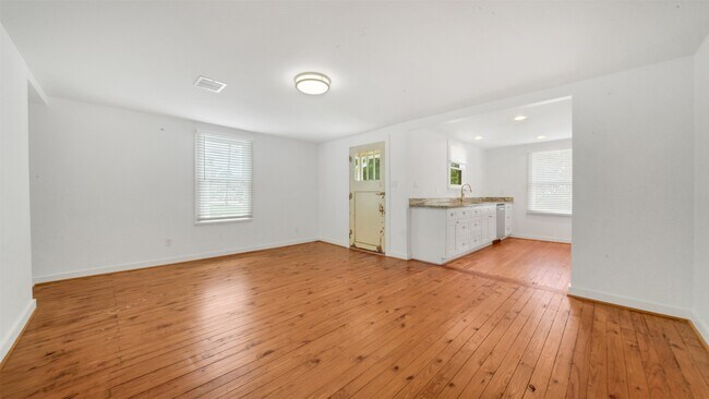 Building Photo - 129 E 31st 1/2 St