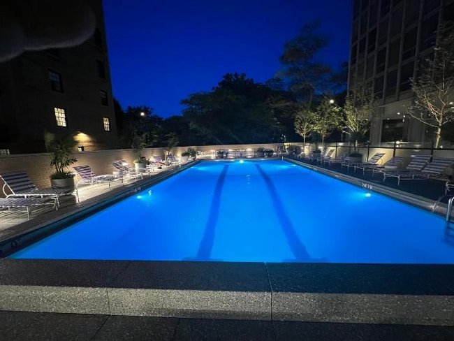 Foto del edificio - 2400 N Lakeview Ave