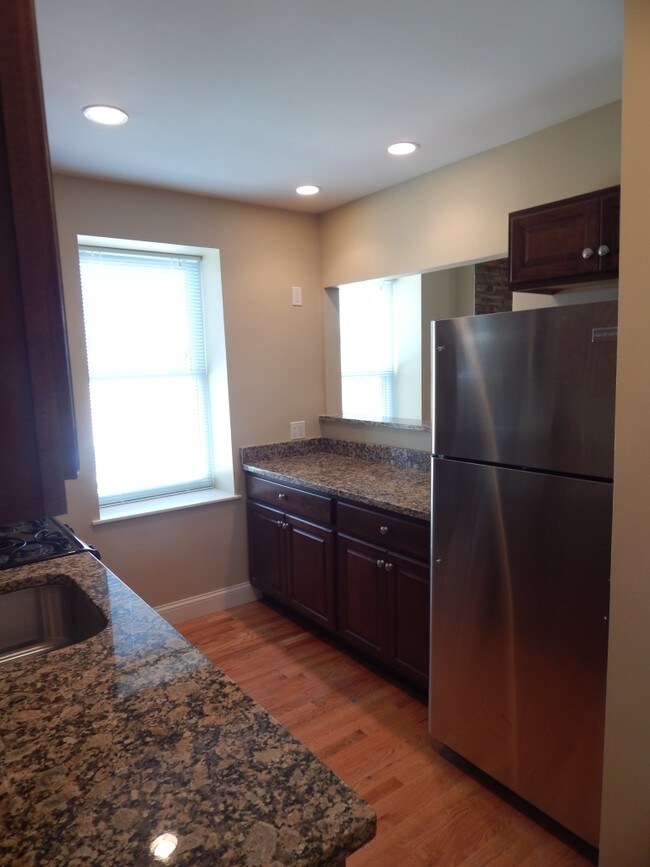 Building Photo - 28 Chelsea St