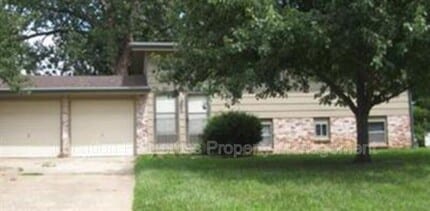 Building Photo - 2428 Cedarwood Ave
