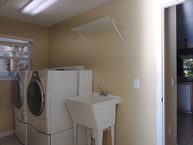 Building Photo - Designer Home in Mallory Square