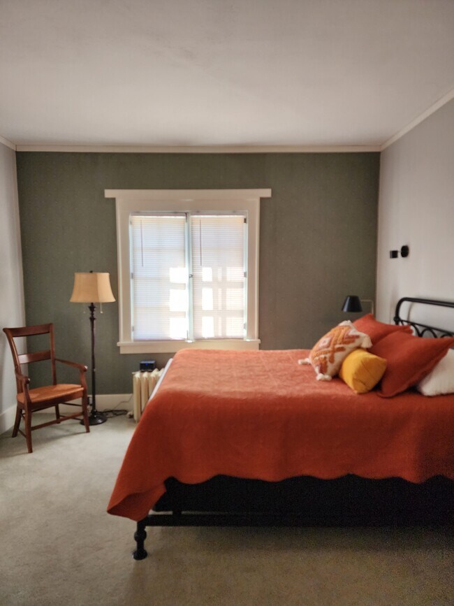 Queen bedroom #1 - 46 Griffith Ave