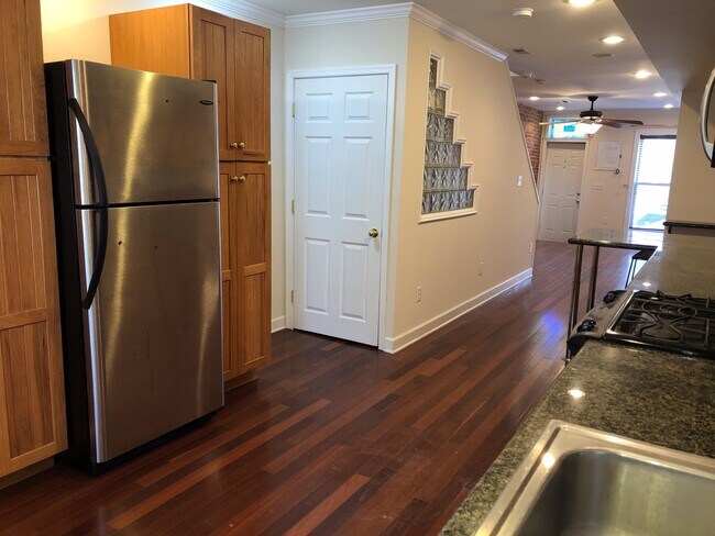 Foto del edificio - Must See~ 2 Bedroom Townhome in Patterson ...
