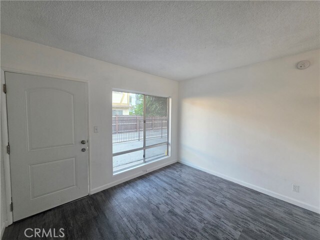 Foto del edificio - 6018 Hazelhurst Pl