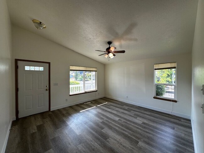 Building Photo - Clean 3 Bedroom 2 Bath Home In North Alban...