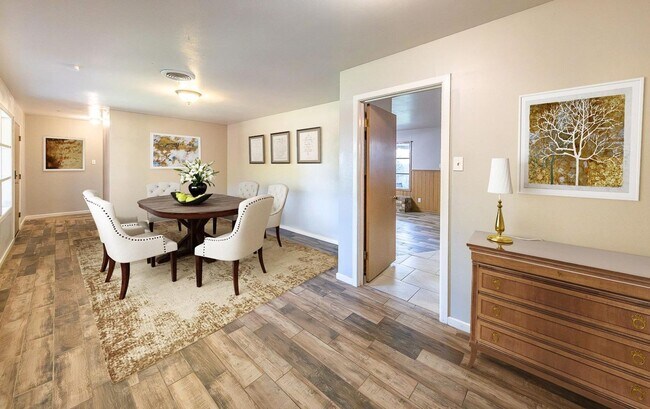 Building Photo - Charming 3/2/2 with 2 Living Areas