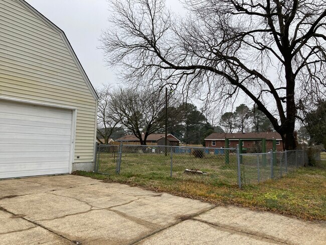 Fenced in private yard. - 5724 Hawthorne Ln