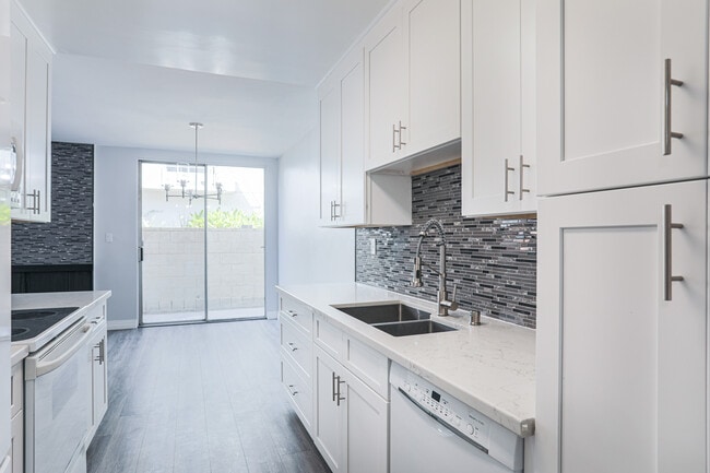 Building Photo - 530 S Barrington Ave