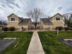 Building Photo - 2 Bed Charmer with Mountain Backdrop