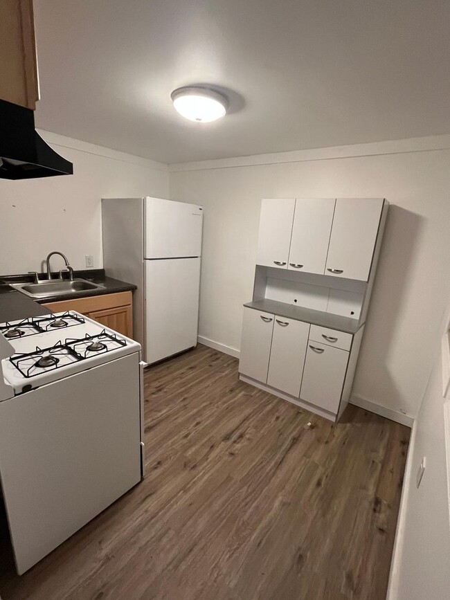 Building Photo - 3 Bedroom | 1 Bathroom | $1,500