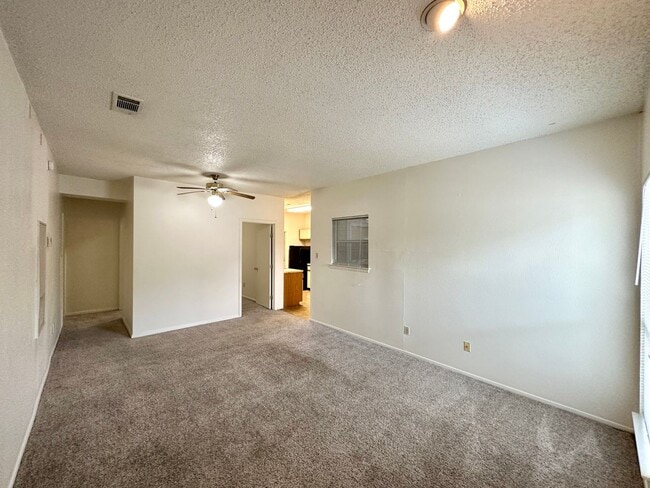 Building Photo - 1st floor entry off W 29th! 3 bed 2 bath n...