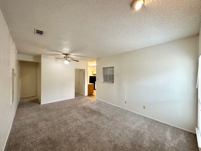 Foto del edificio - 1st floor entry off W 29th! 3 bed 2 bath n...