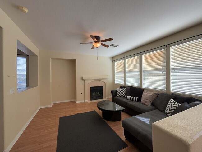 Foto del edificio - This beautiful home is situated in a south...