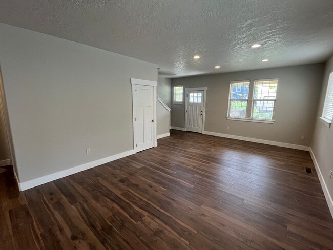 Building Photo - 3 Bed/2.5 Bath Single Family Home - Empire...
