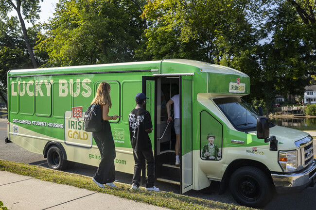 Servicio de transporte gratuito Lucky Bus al campus y más allá - The Bend Apartments - Student Housing