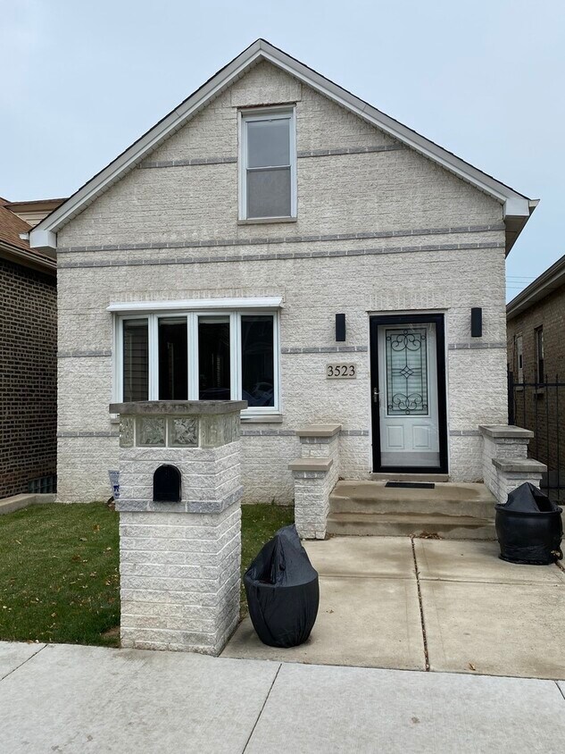 Foto principal - 3523 S Seeley Ave
