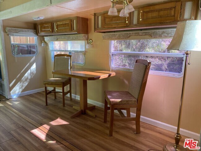Foto del edificio - 2442 Old Topanga Canyon Rd