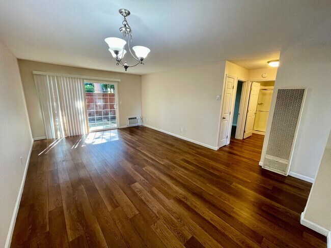 Building Photo - 2 Bedroom/ 1 Bathroom Newly Updated Apartm...