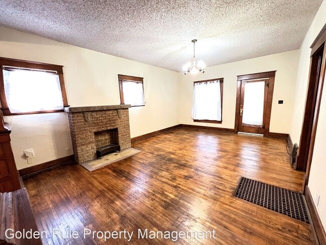 Building Photo - 2 br, 1 bath House - 422 E 11th