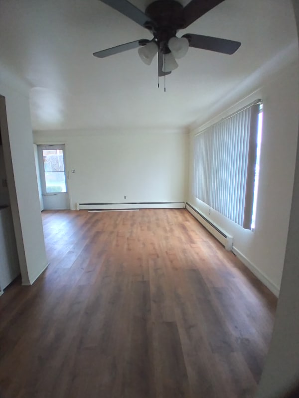 Foto del edificio - 2483 E Maple Rd