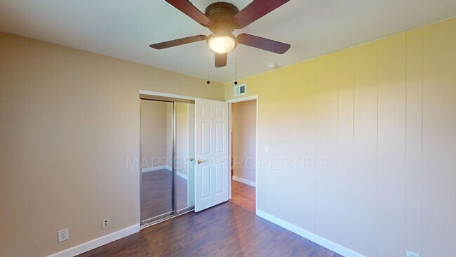 Foto del edificio - Remodeled 4 bedroom home in Huntington Beach