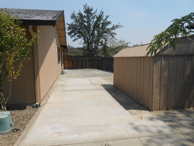 Building Photo - Willow Brook Estates Home in Cul-de-sac
