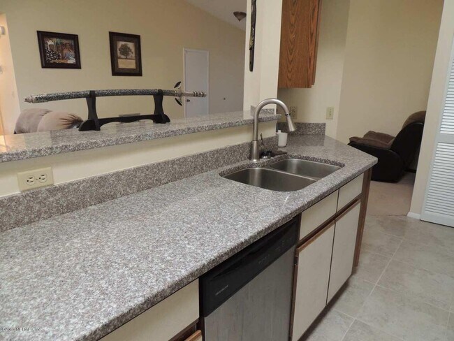 Foto del edificio - 8055 Creedmoor Dr