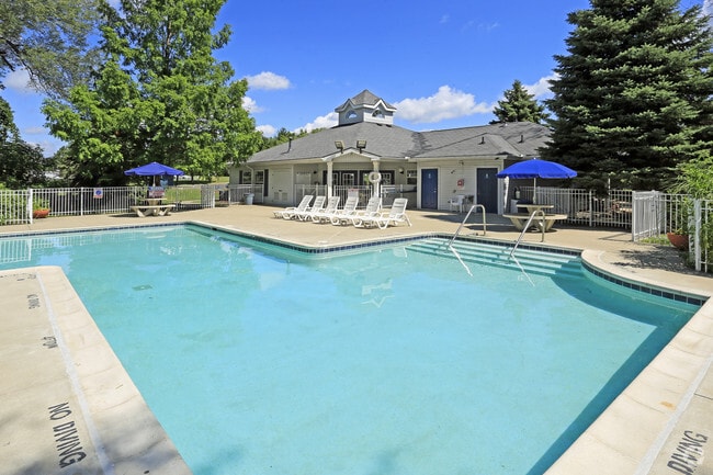 Swimming Pool with Sundeck - Bridgewater Park of Clarkston
