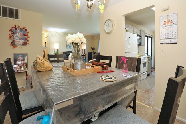 Building Photo - 2800 Northampton Dr