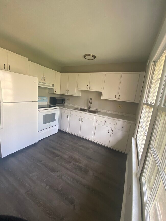 Kitchen - 4739 Highlake Dr