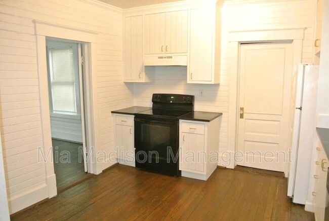 Building Photo - 762 E Waldburg St