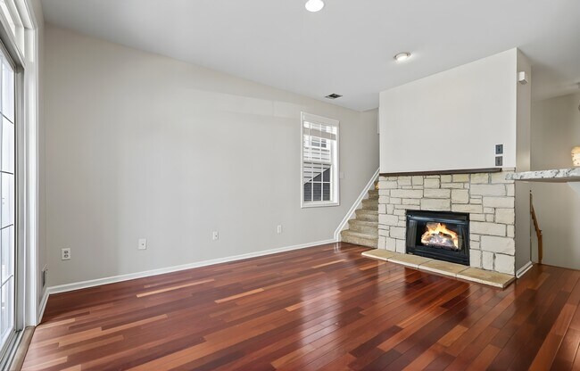 Sala de estar con chimenea de gas - 107 Brittany Ct
