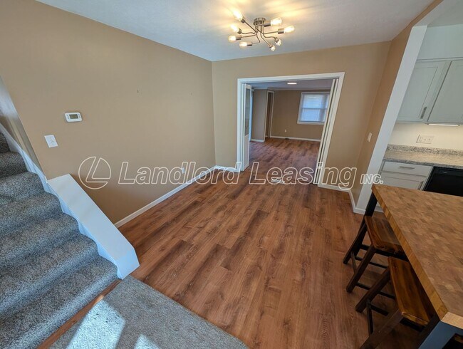 Foto del edificio - Beautiful 4-Bedroom Split-Level Home with ...
