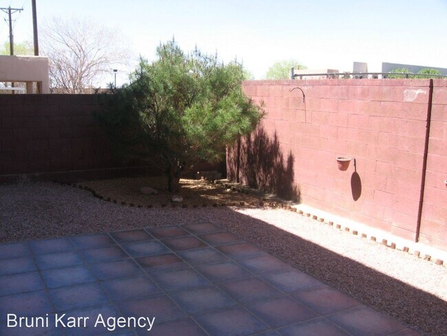 Building Photo - 3 br, 2.5 bath House - 11243 Campo Del Oso NE