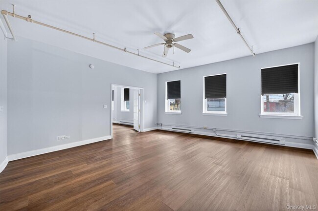 Foto del edificio - 23 W Main St