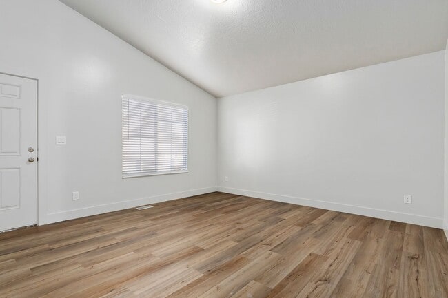 Building Photo - Amazing Single Family Home for Rent in Sar...