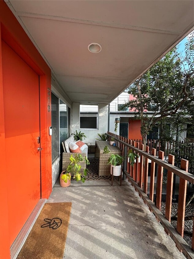 Foto principal - 2200 Dickson Dr