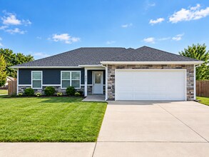 Building Photo - 400 Redwood Dr