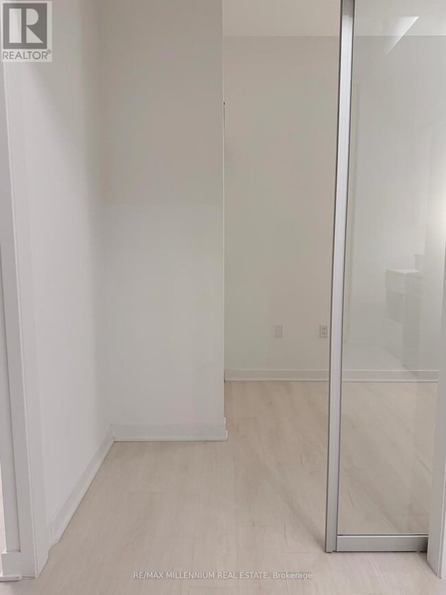 Photo du bâtiment - 3900 Confederation Pkwy