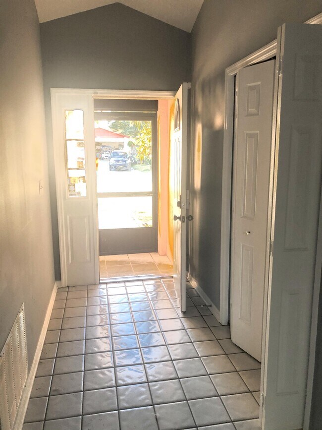 Building Photo - 817 Mendoza Dr