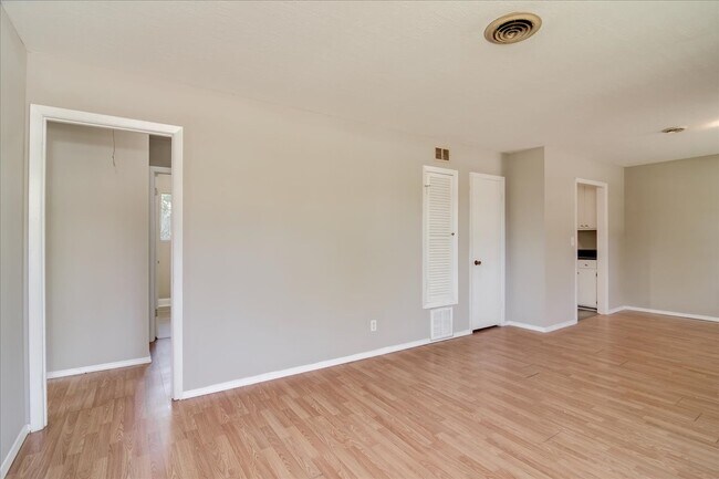 Building Photo - 2061 Fernwood Cir