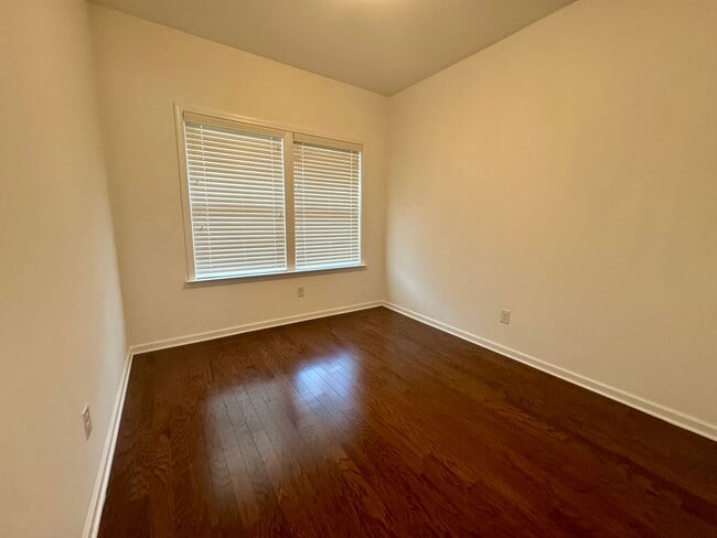 Building Photo - AVAILABLE TO SHOW!