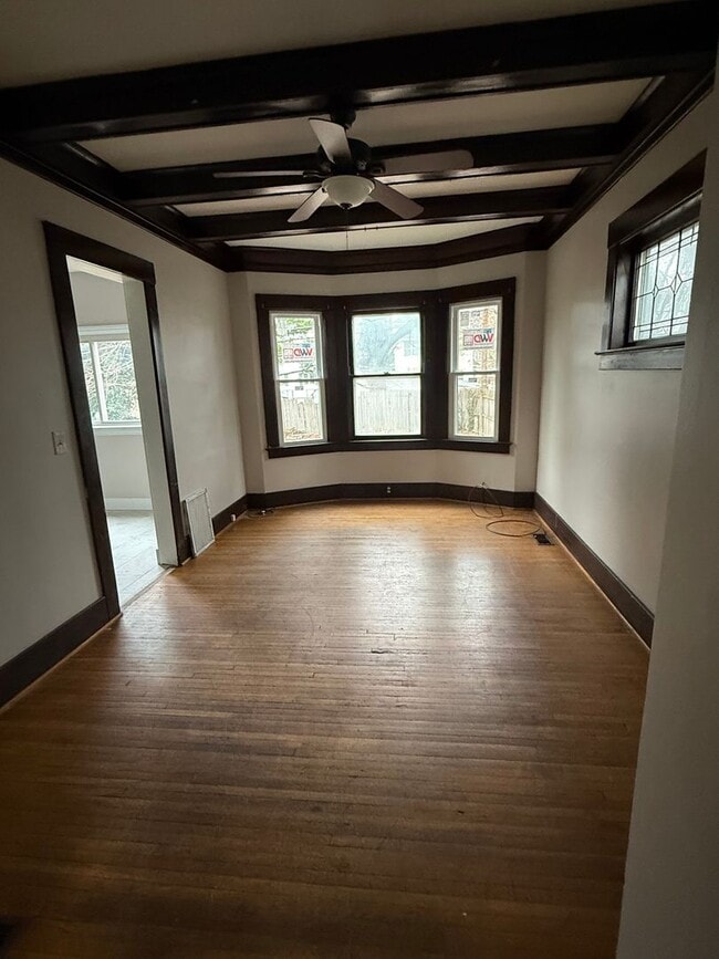 Building Photo - 497 Melville St