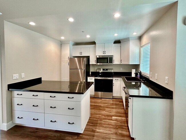 Foto del edificio - $1,650 Clovis Cottage - 1 Bed 1 bath, Stud...