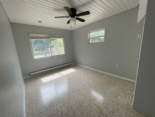 Foto del edificio - 6346 Beechwood Ave