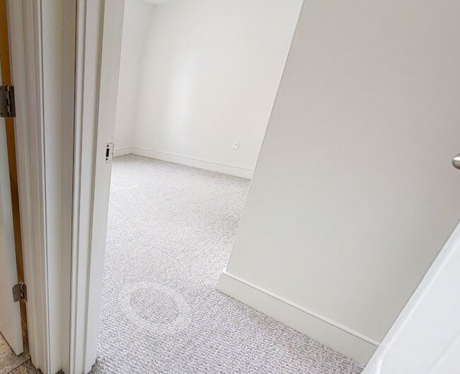 Building Photo - 105 2nd St