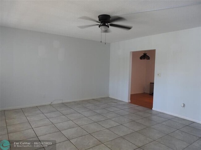 Foto del edificio - 2711 NE 49th St